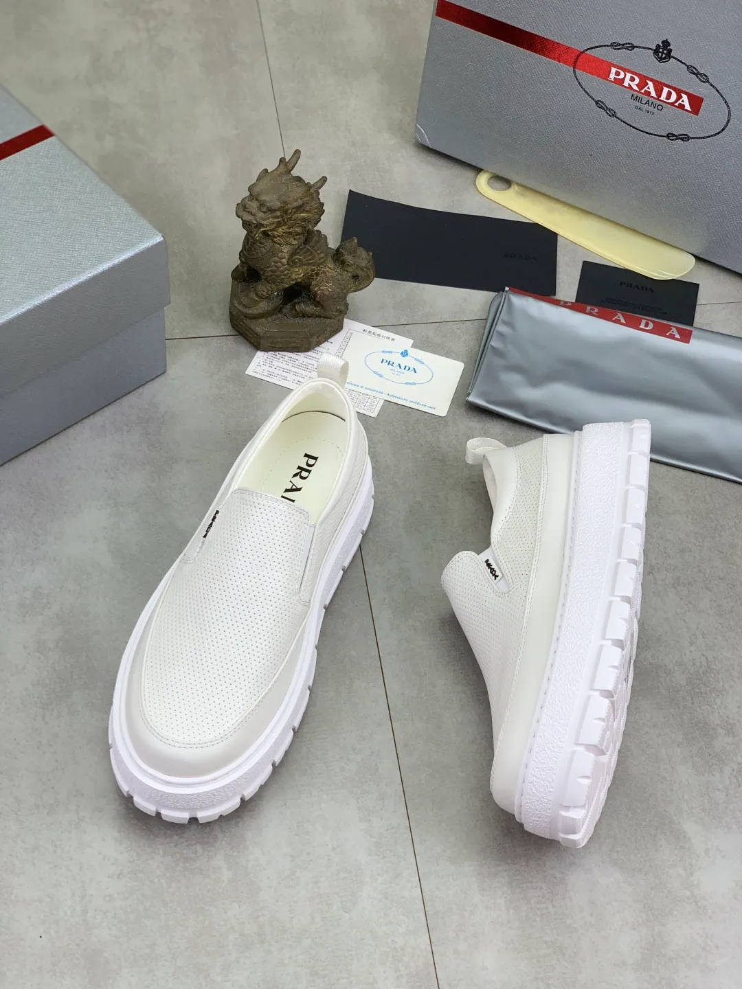 Men's shoes 💰P560💰[New model] The top version is available on the official website, 🆘 The trendy brand (Prada) mainly promotes the popular model, avant-garde and versatile fashionable men's shoes, private version mold opening, cowhide surface splicing 1:1.. Stylish and simple, original imported cowhide lining cowhide feet; the atmosphere and personality are more fashionable, eye-catching and pursuing class. It will subvert the old idea and be a must-have for fashionistas with you! Must keep it for yourself! Tall and comfortable, large and low, high-end quality workmanship. The new high-end outsole on the official website. Size: 38-45. 4️⃣colors available.